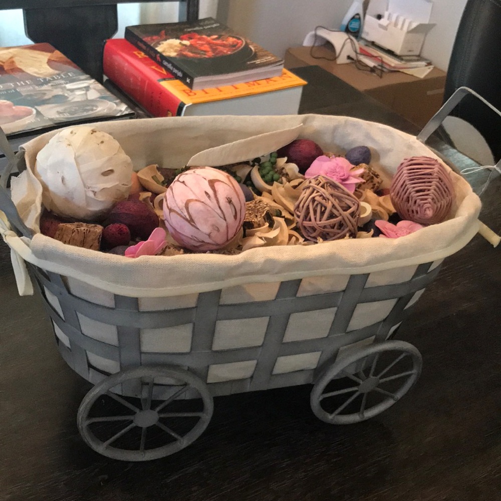 Rustic wagon basket
